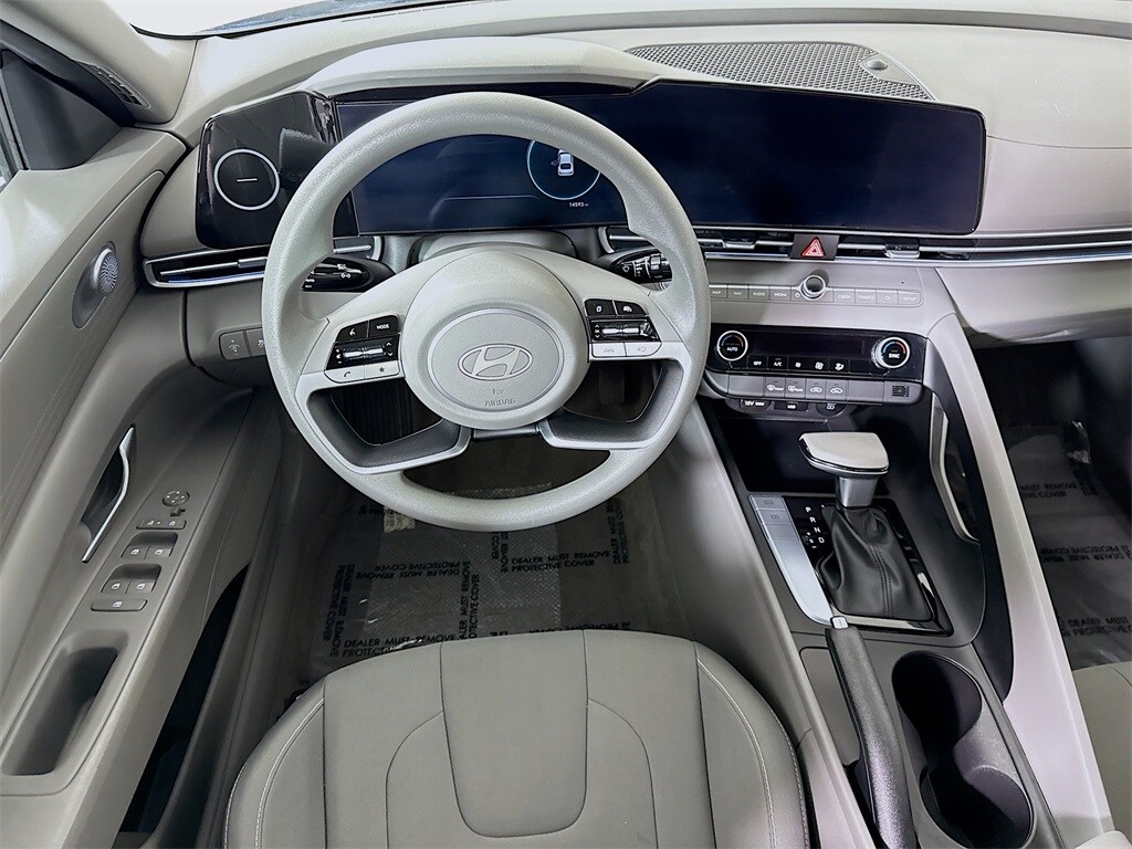 2024 Hyundai Elantra SEL photo 3