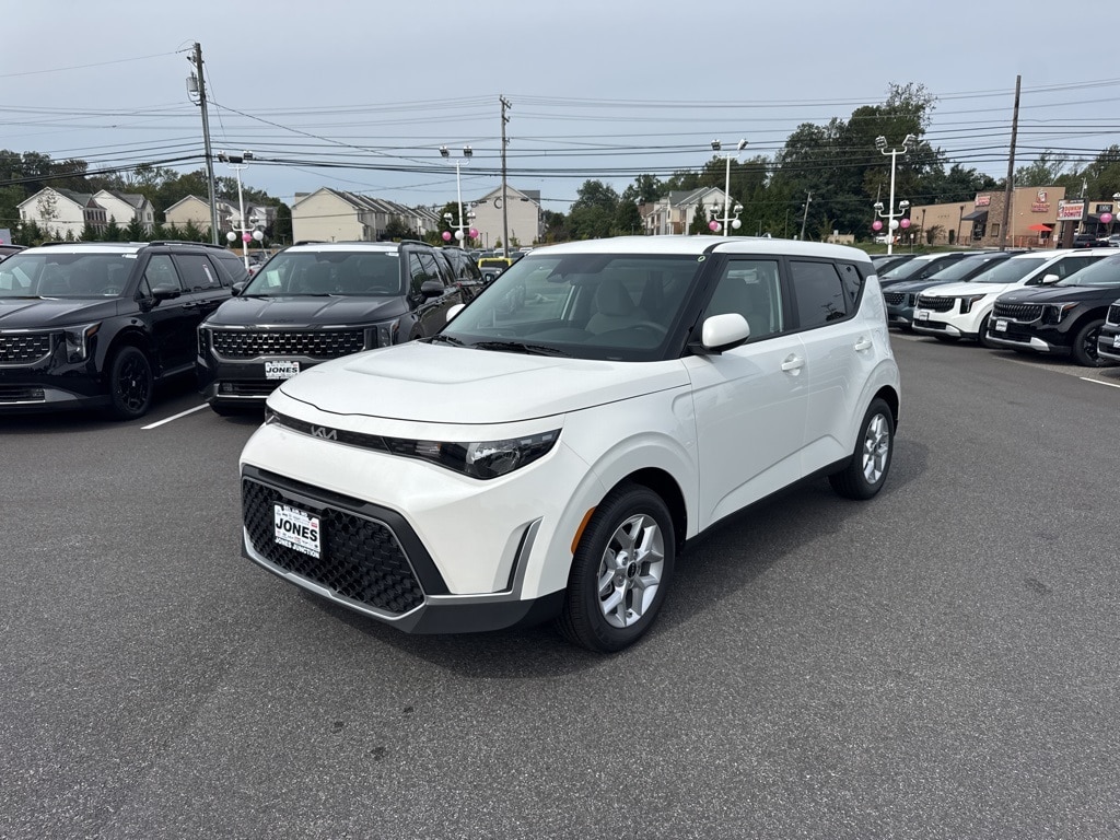 New 2025 Kia Soul LX Hatchback