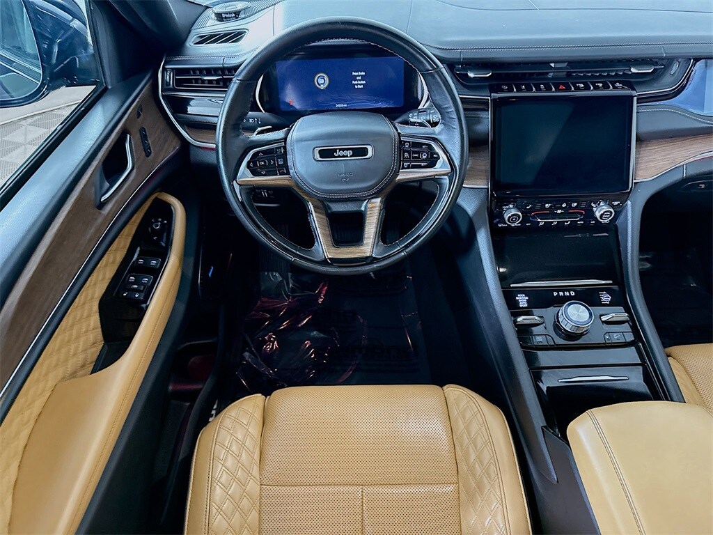 2023 Jeep Grand Cherokee Summit photo 3