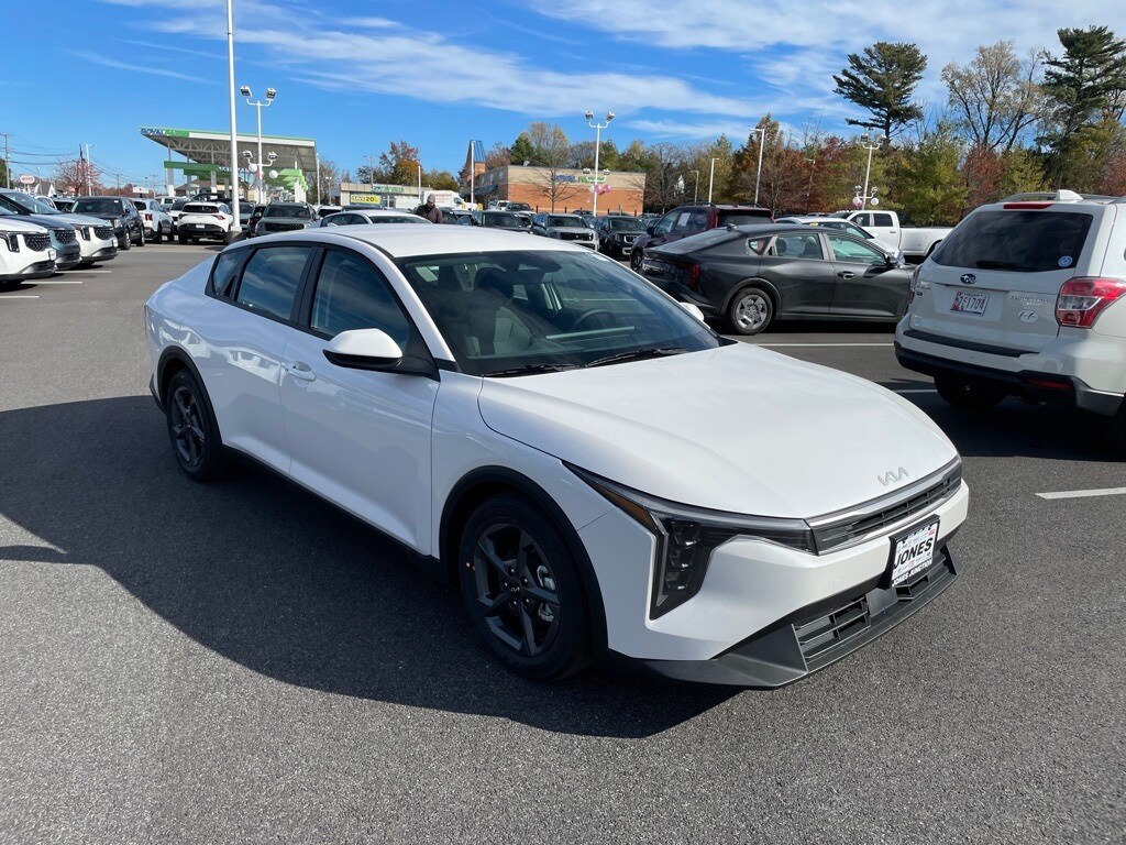 2025 Kia K4 LXS photo 2