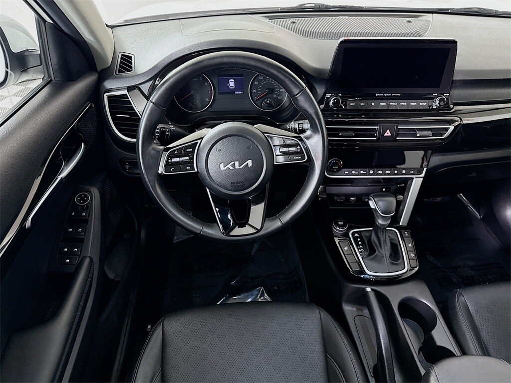 2022 Kia Seltos EX photo 2