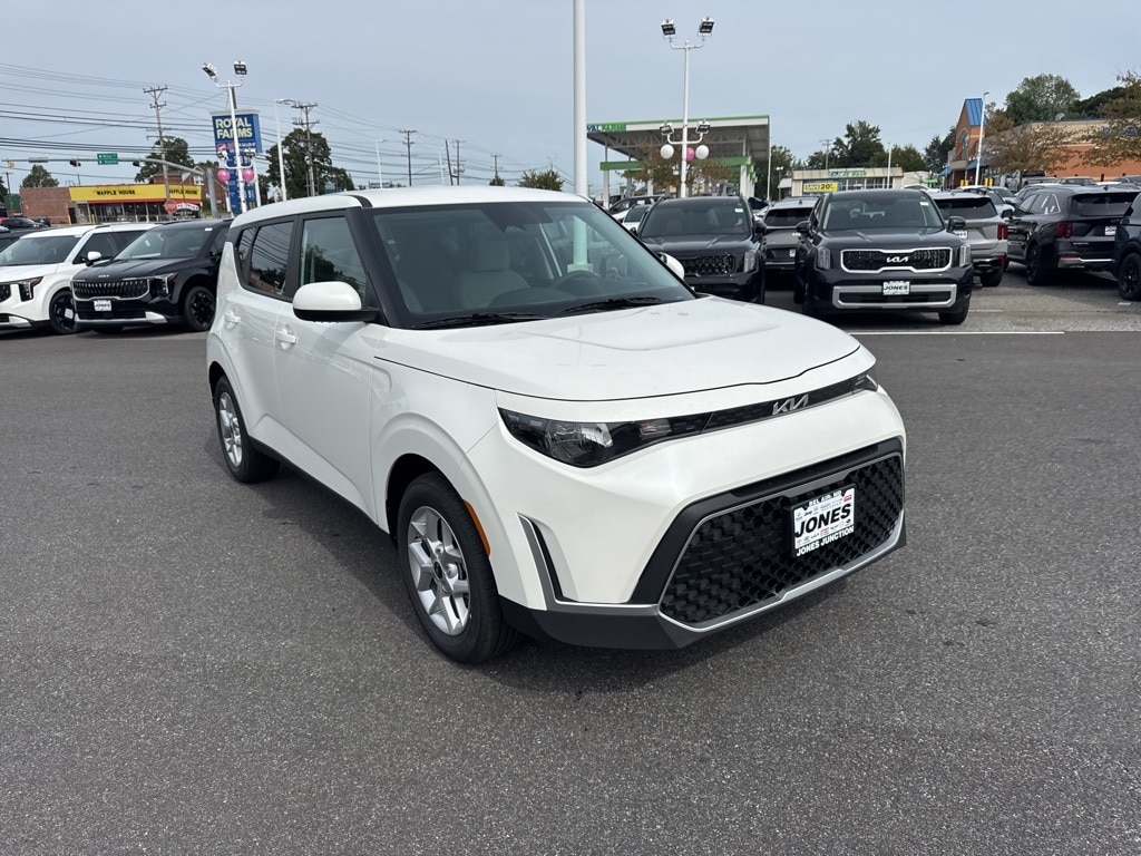 New 2025 Kia Soul LX Hatchback