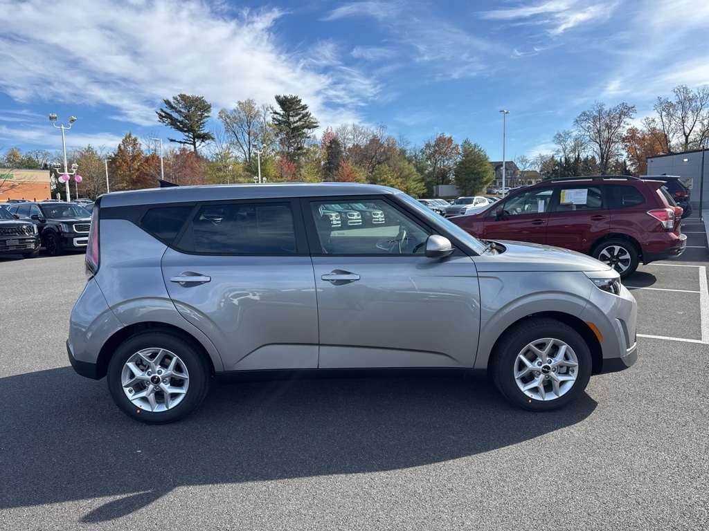 New 2025 Kia Soul LX Hatchback
