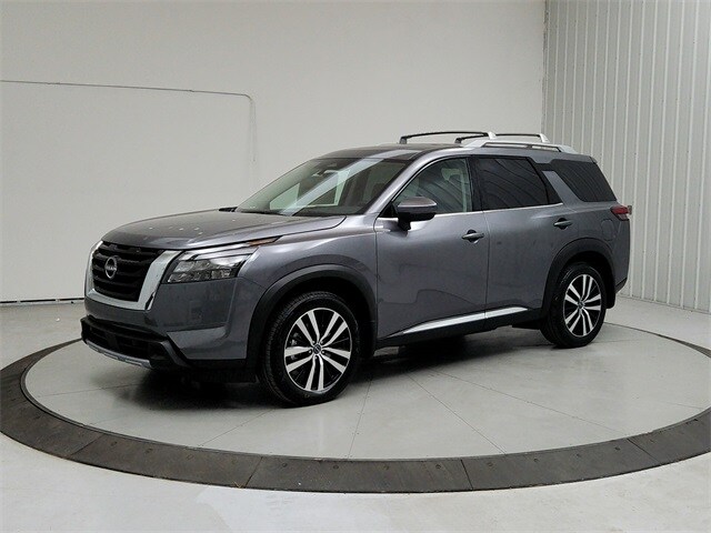 2025 Nissan Pathfinder Platinum photo 2