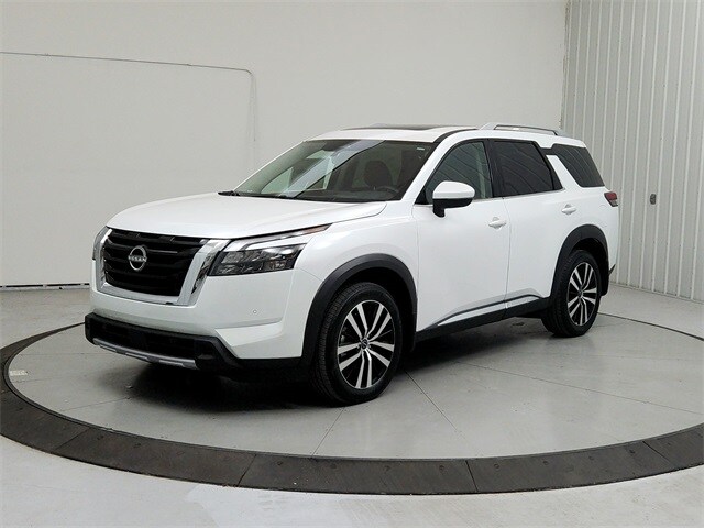 2025 Nissan Pathfinder Platinum photo 2