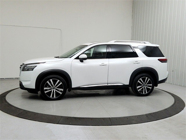 2025 Nissan Pathfinder Platinum photo 3