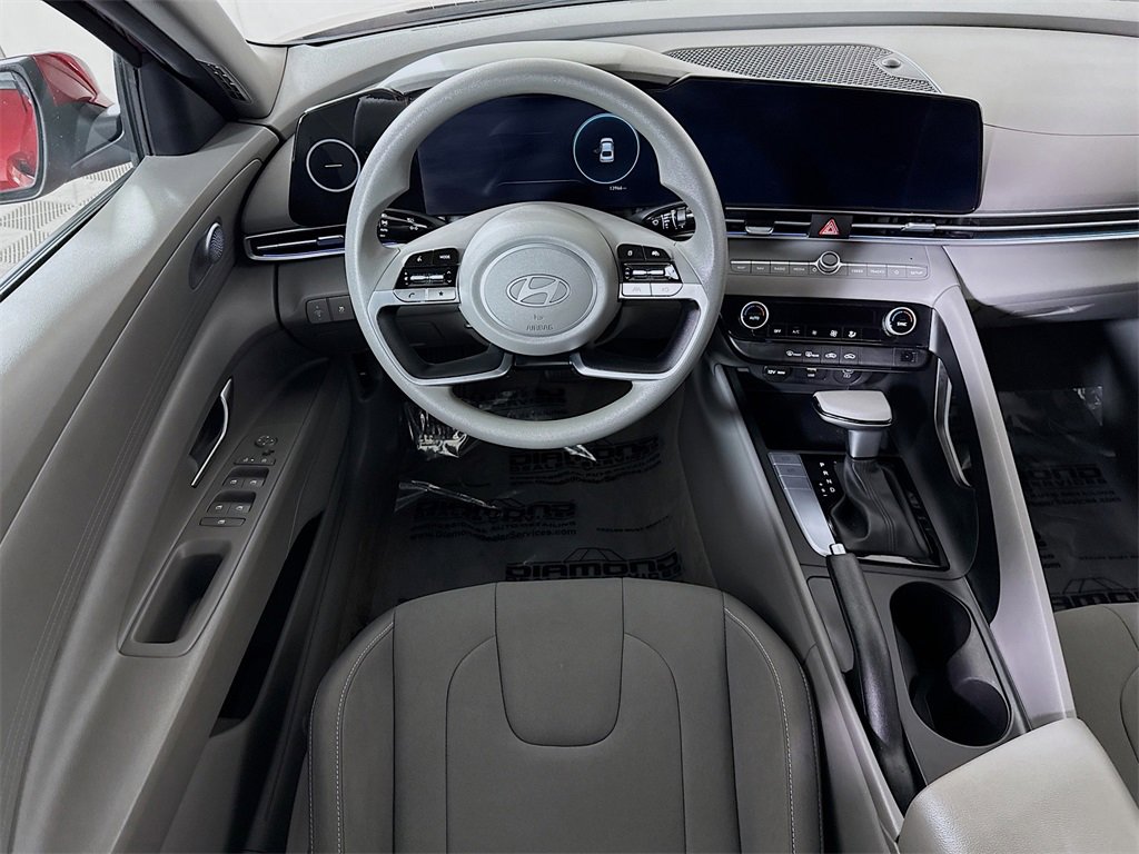 2024 Hyundai Elantra SEL photo 2