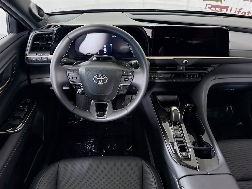 2025 Toyota Crown Signia Limited photo 3