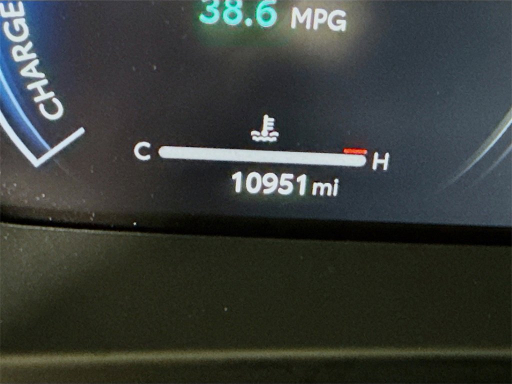 2025 Toyota Crown Signia Limited photo 4