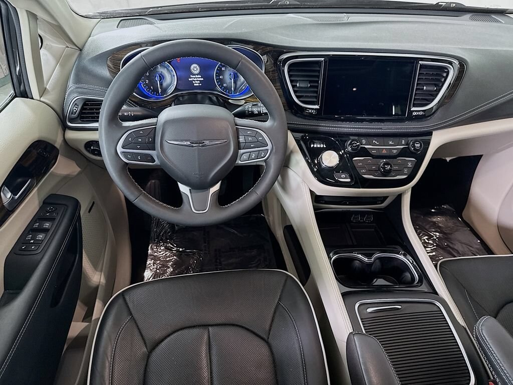 Used 2023 Chrysler Pacifica Limited Van Passenger Van