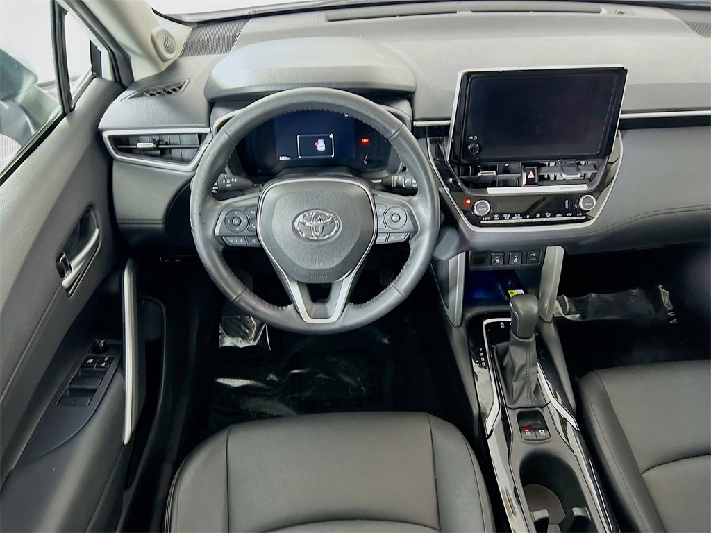 2023 Toyota Corolla Cross XLE photo 3