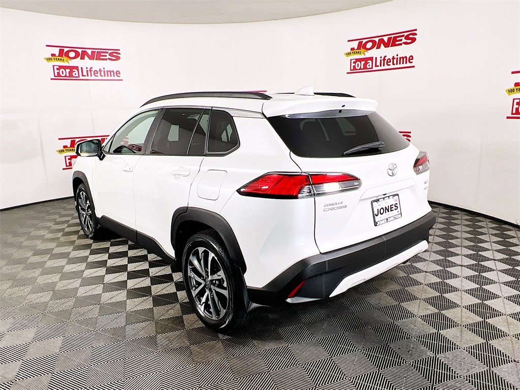2023 Toyota Corolla Cross XLE photo 2