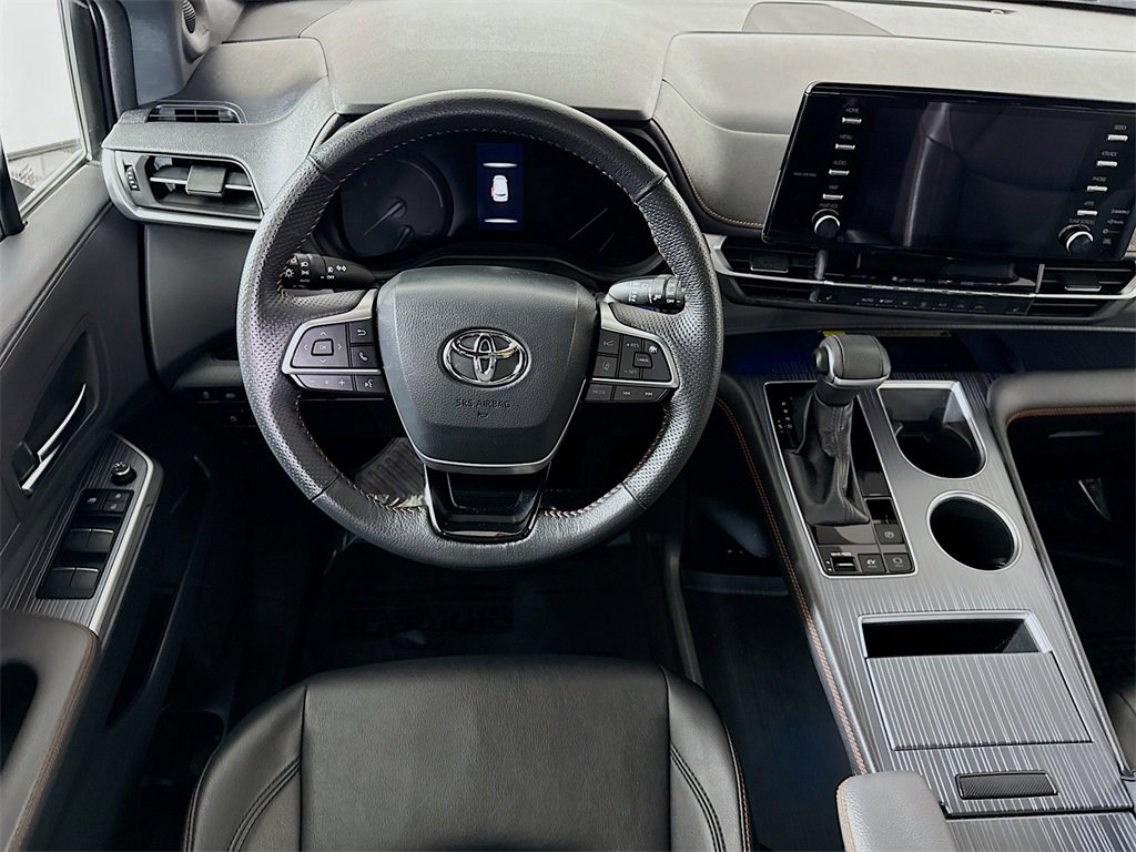 2022 Toyota Sienna XSE photo 3