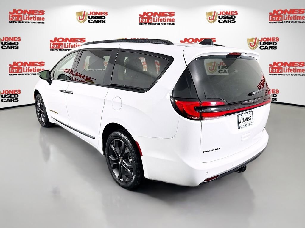 Used 2023 Chrysler Pacifica Touring L Van Passenger Van