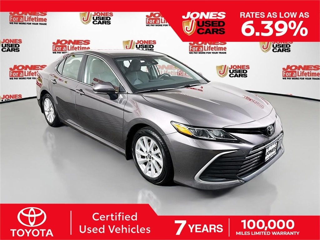 2023 Toyota Camry LE's photo