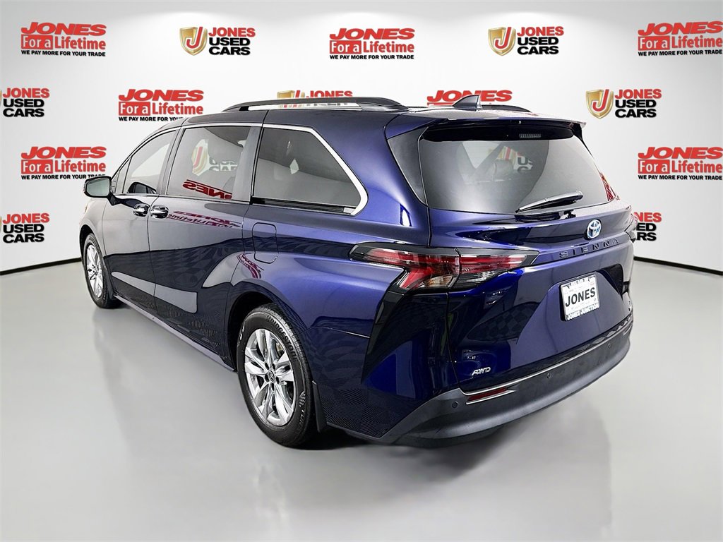 2023 Toyota Sienna XLE photo 2