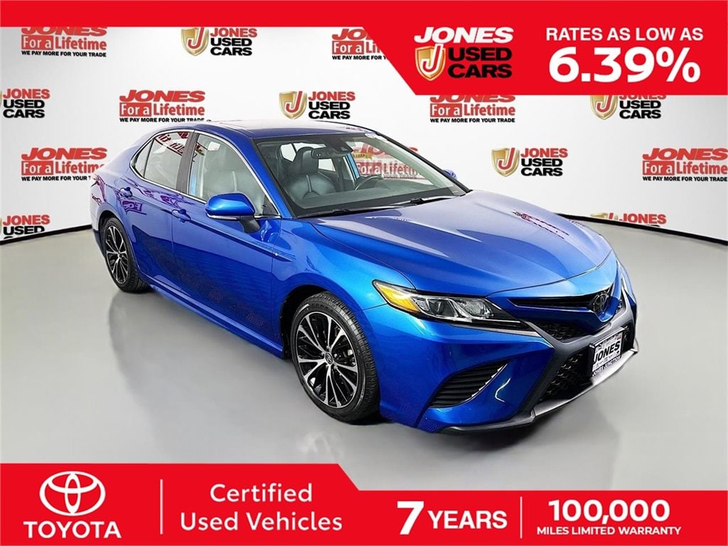 2020 Toyota Camry SE's photo