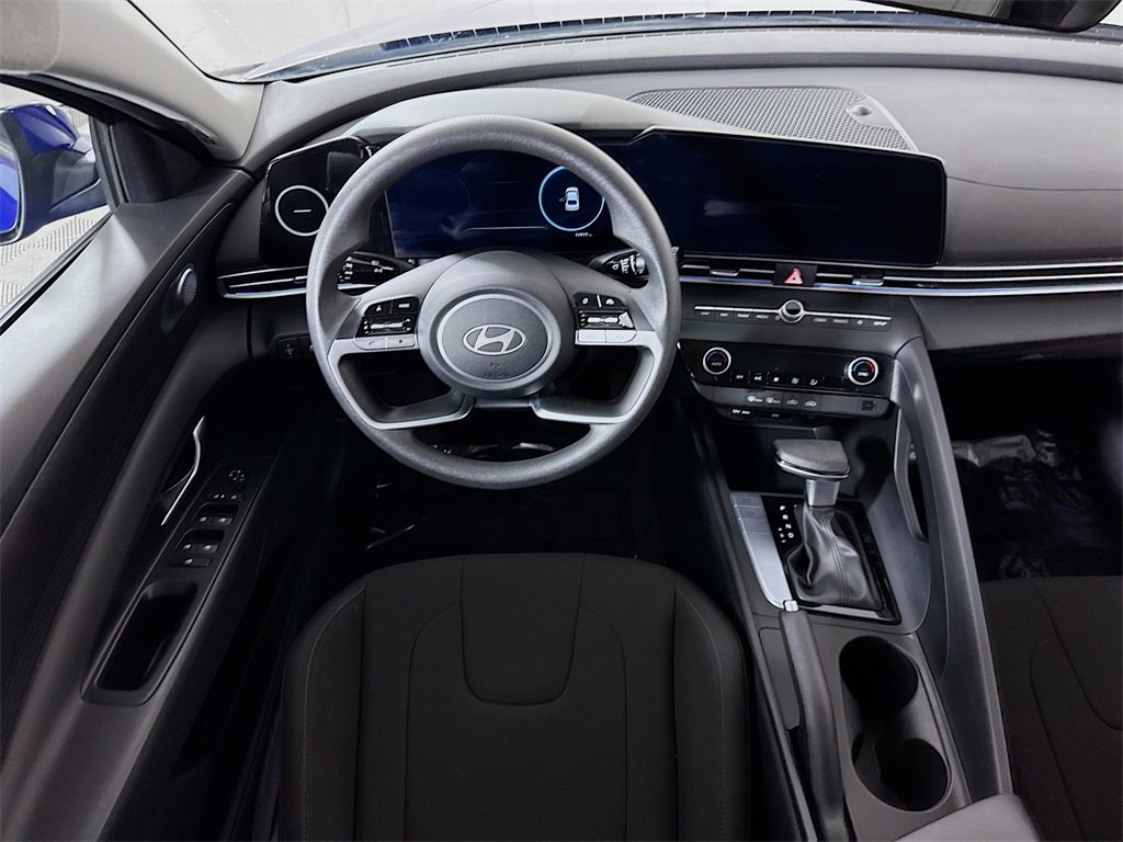 2024 Hyundai Elantra SEL photo 3