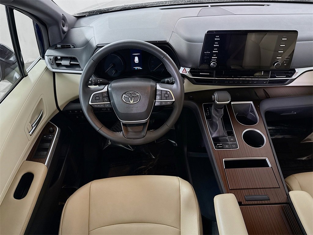 2023 Toyota Sienna XLE photo 3