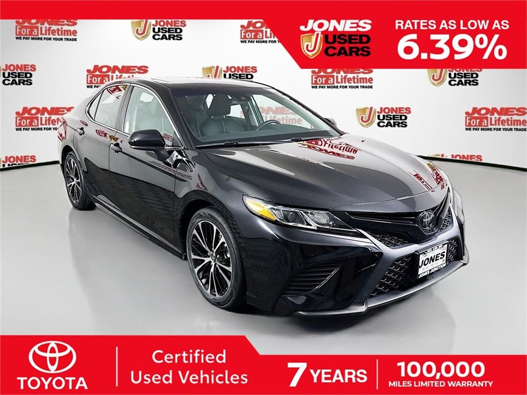 2019 Toyota Camry SE's photo