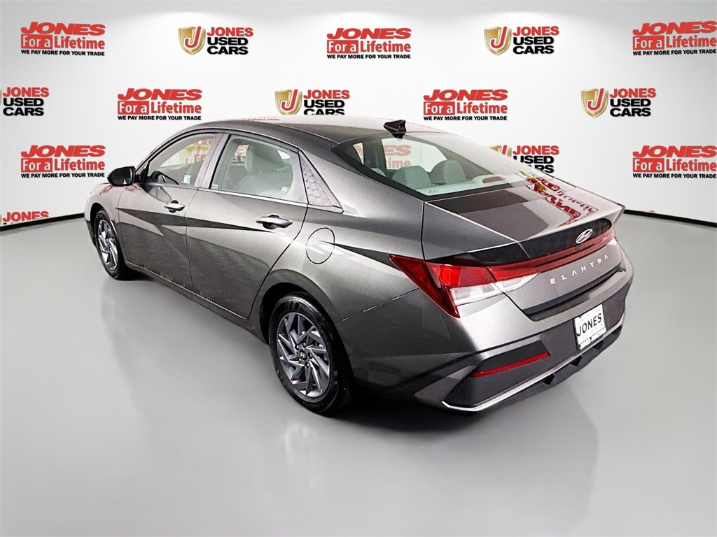 2024 Hyundai Elantra SEL photo 2