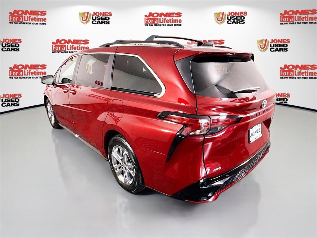 2022 Toyota Sienna XSE photo 2
