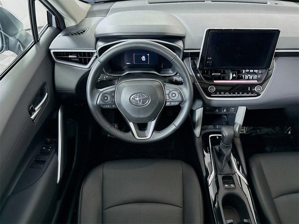 2024 Toyota Corolla Cross XLE photo 3