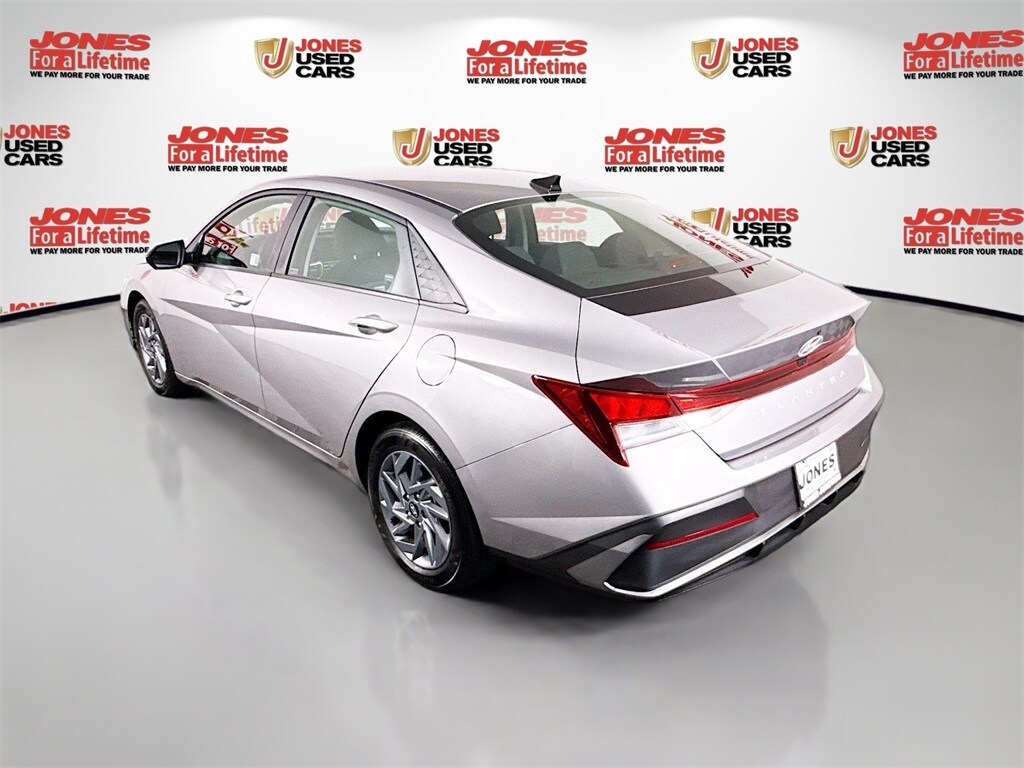 2024 Hyundai Elantra SEL photo 2