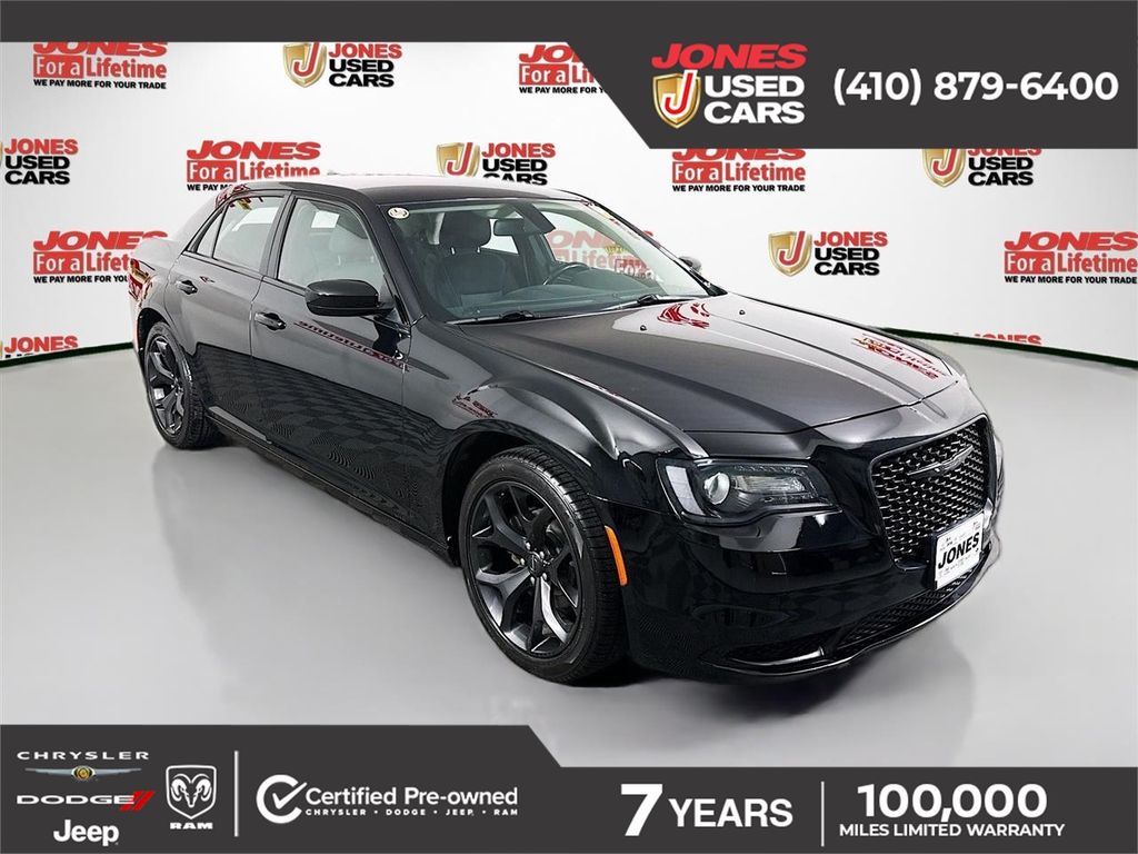2021 Chrysler 300 Touring's photo