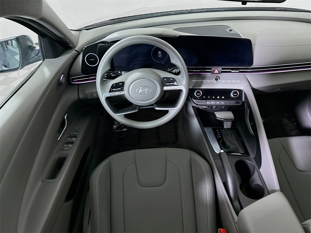 2024 Hyundai Elantra SEL photo 3