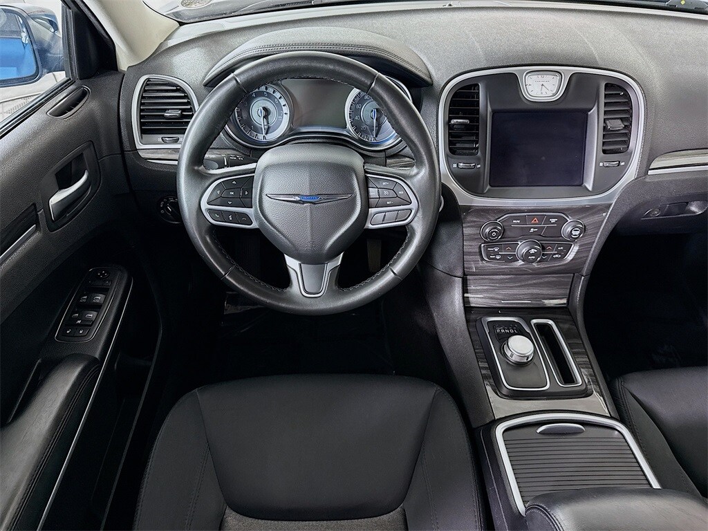 2021 Chrysler 300 Touring photo 3