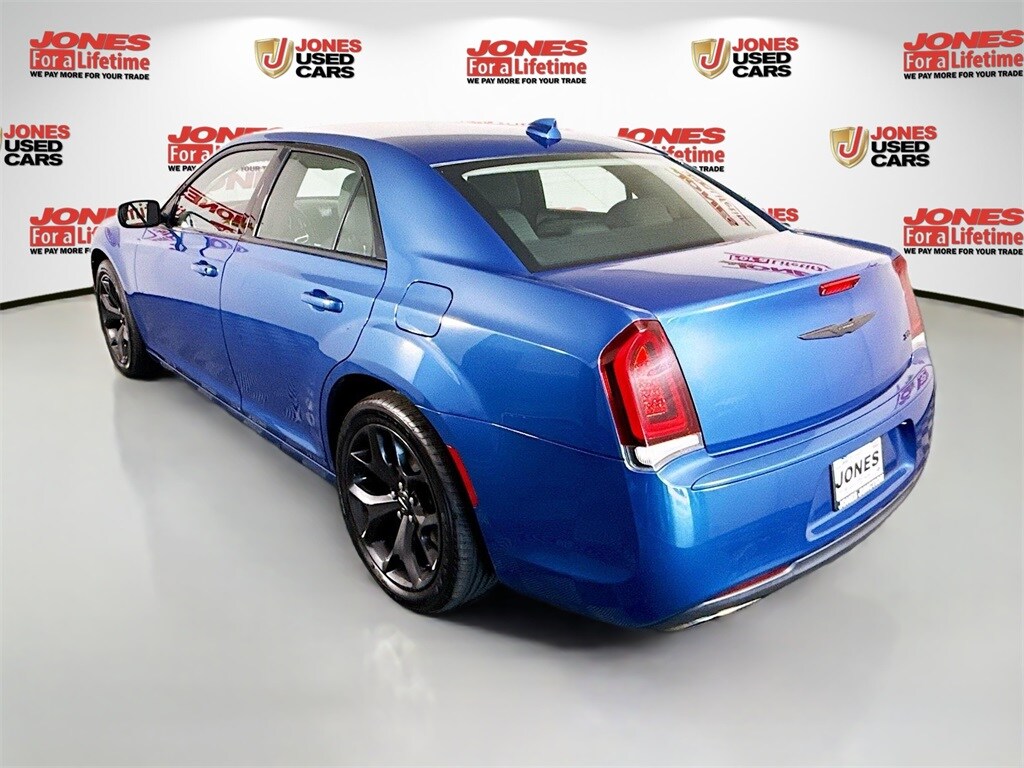 2021 Chrysler 300 Touring photo 2