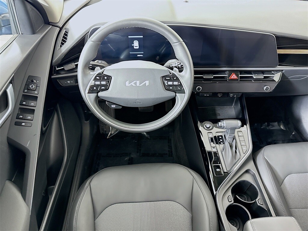 2024 Kia Niro EX photo 2
