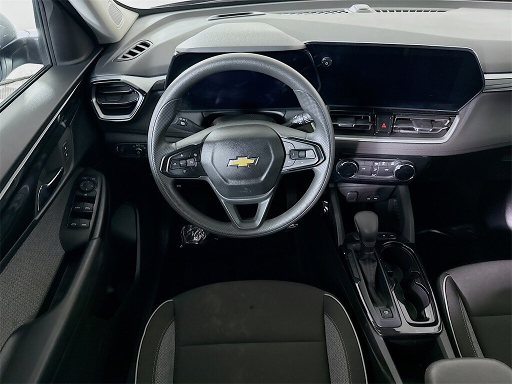 2024 Chevrolet Trailblazer LT photo 2