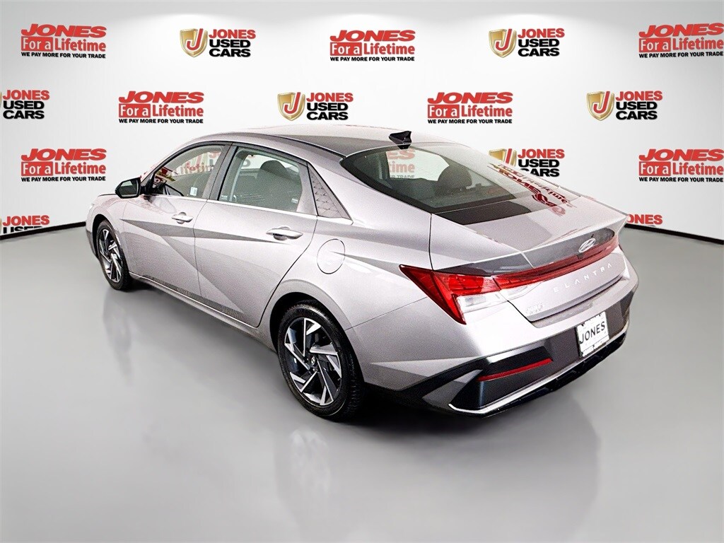 2024 Hyundai Elantra SEL Convenience photo 2