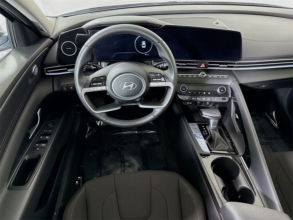 2024 Hyundai Elantra SEL Convenience photo 3