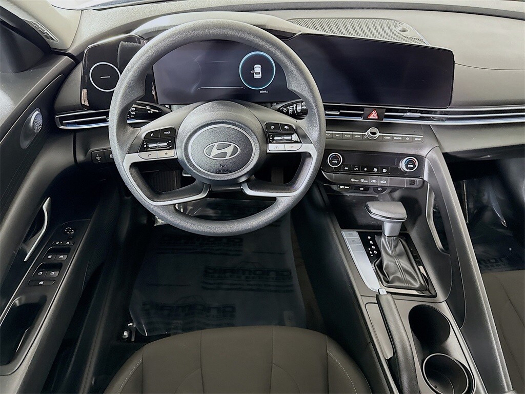 2024 Hyundai Elantra SEL photo 3
