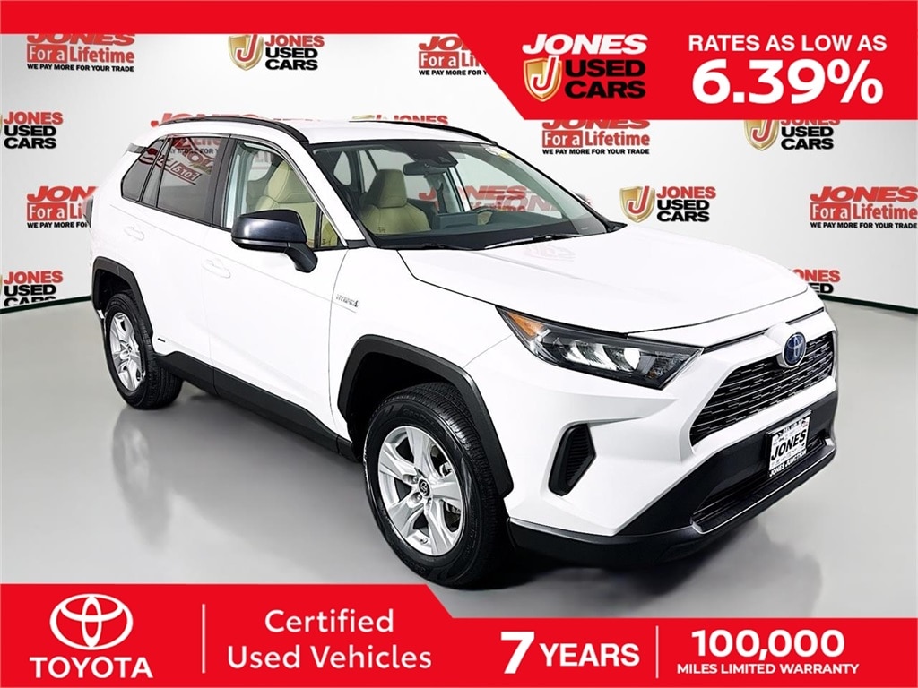 2020 Toyota RAV4 LE's photo