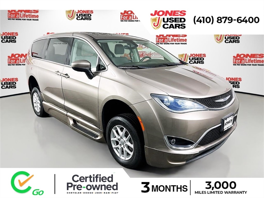 2017 Chrysler Pacifica Touring Plus's photo