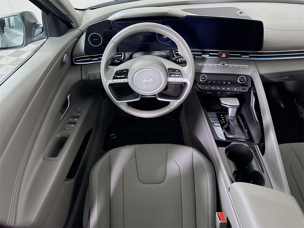 2024 Hyundai Elantra SEL Convenience photo 3