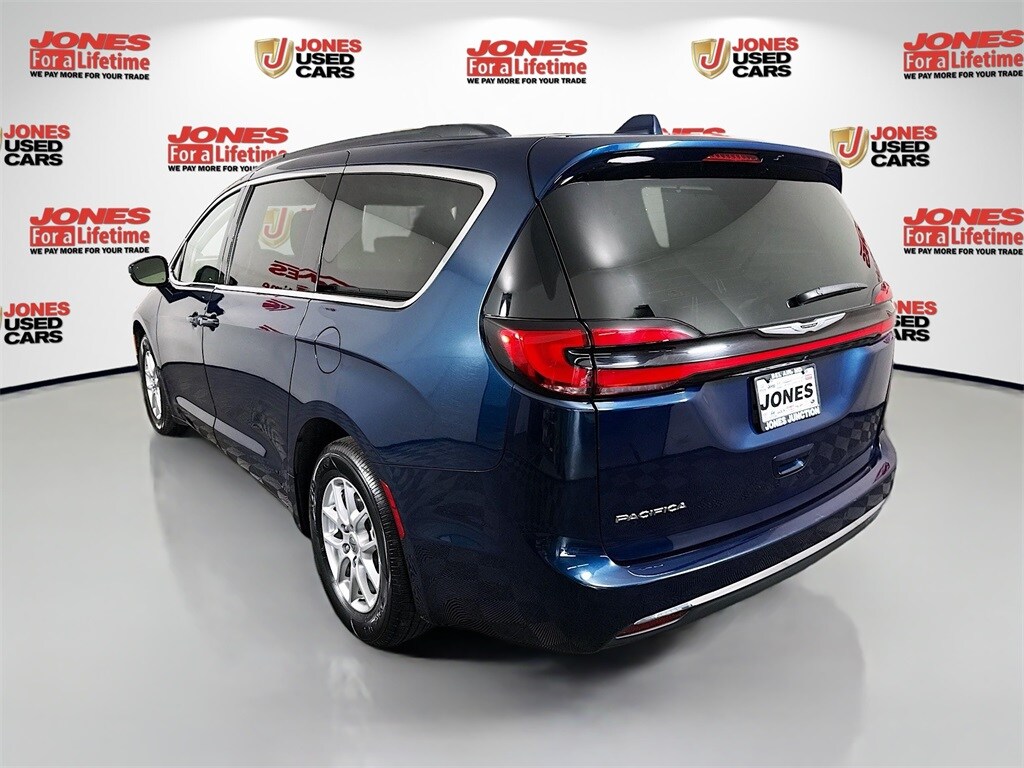 2022 Chrysler Pacifica Touring L photo 2