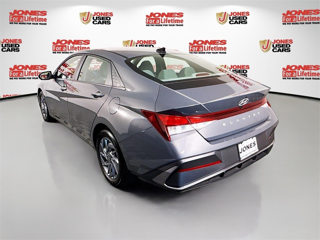 2024 Hyundai Elantra SEL photo 2