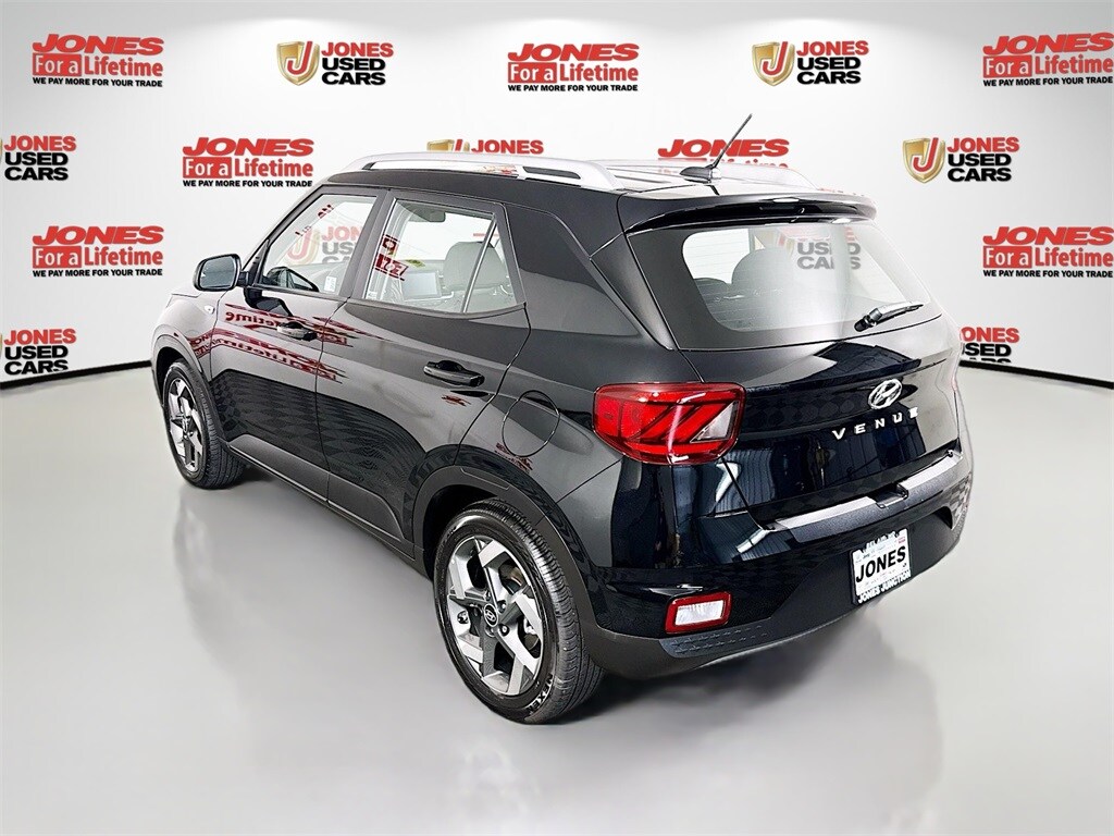 2024 Hyundai Venue SEL photo 2