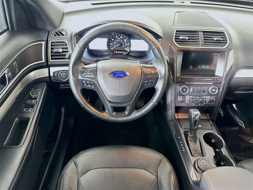 2017 Ford Explorer XLT photo 2