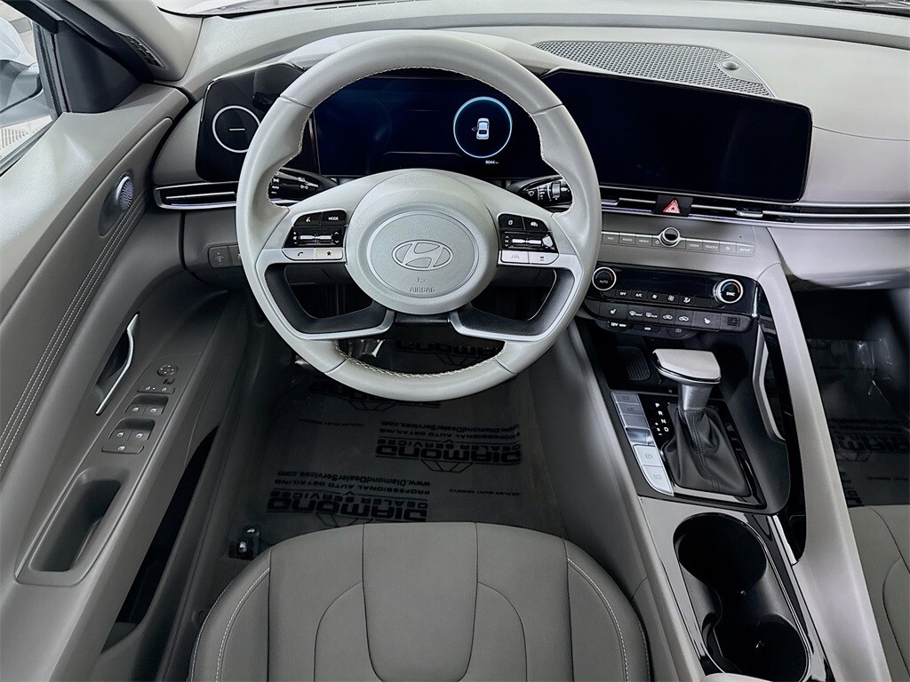 2024 Hyundai Elantra SEL Convenience photo 3