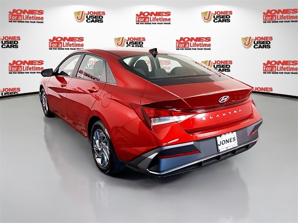 2024 Hyundai Elantra SEL photo 2