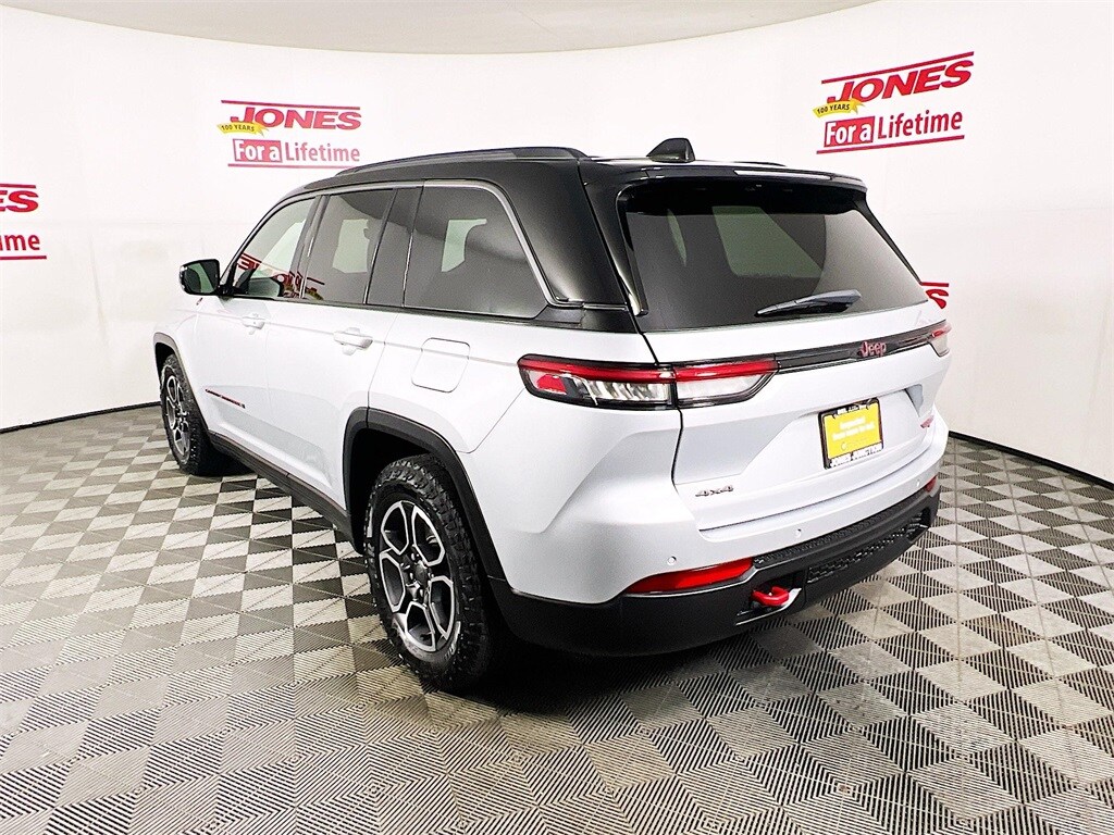 2022 Jeep Grand Cherokee Trailhawk photo 2