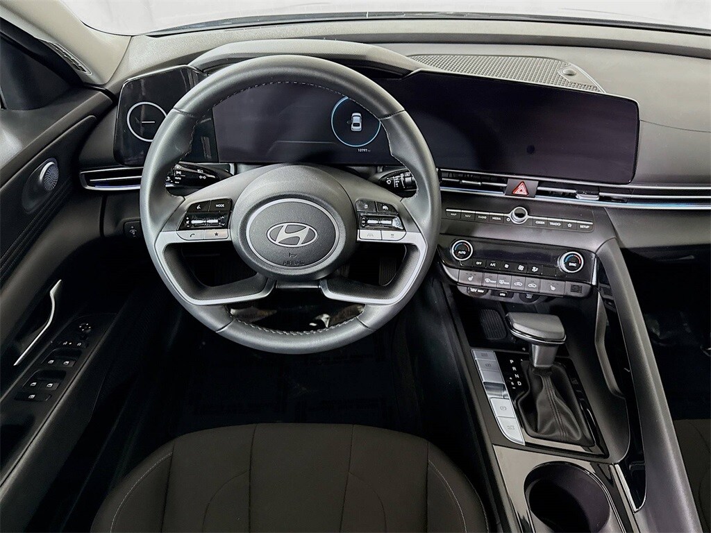 2024 Hyundai Elantra SEL Convenience photo 3