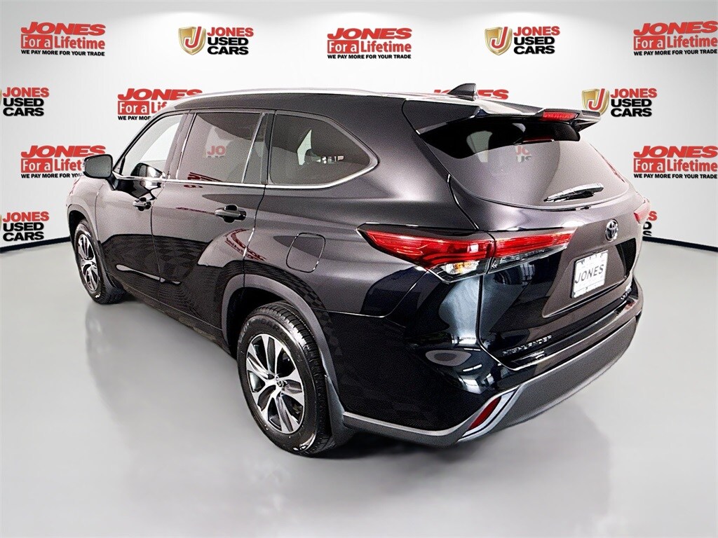 2021 Toyota Highlander XLE photo 2