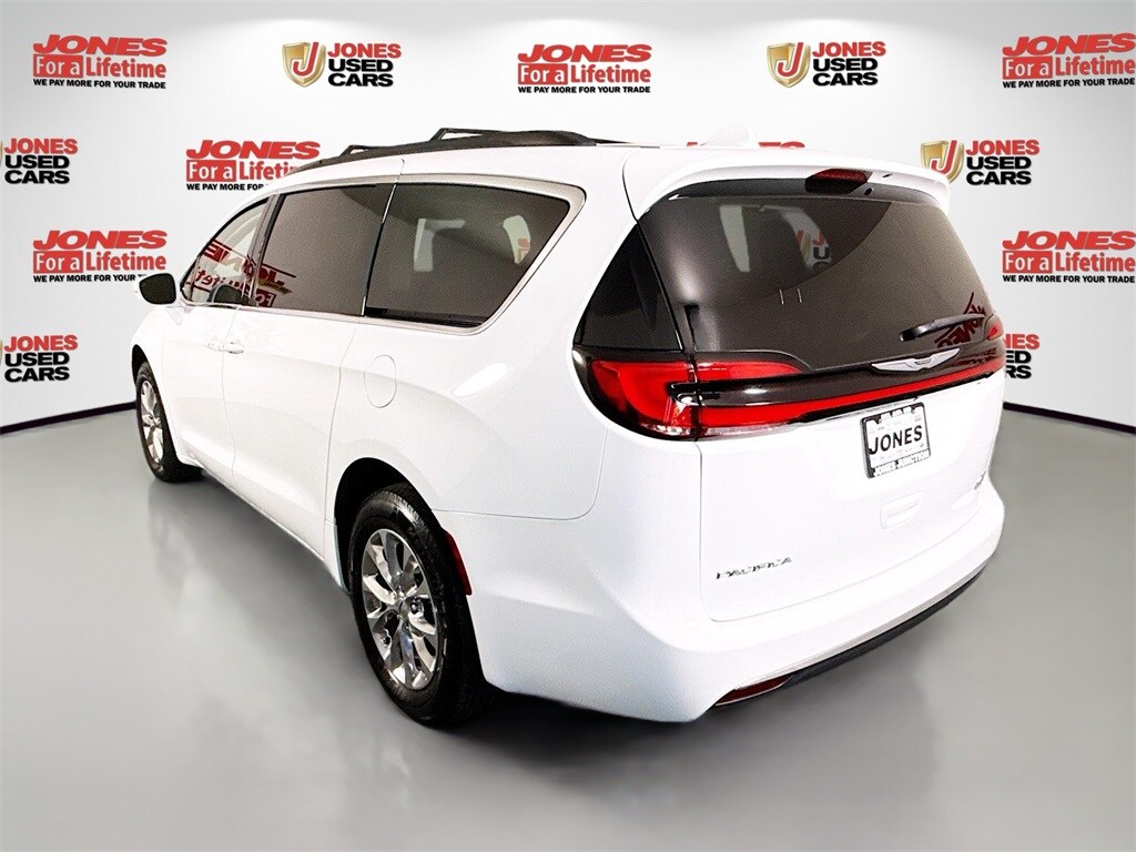 2022 Chrysler Pacifica Touring L photo 2